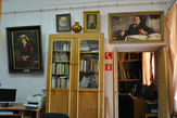 Внутренние помещения выглядят повеселее: над дверью портрет Н.А.Каменьщикова