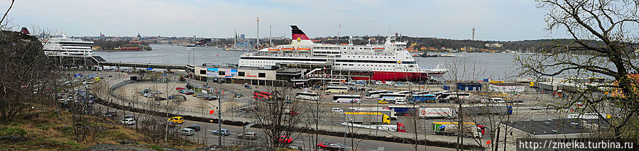 Вид отсюда довольно простой, всего лишь терминалы паромных компаний, зато интересно наблюдать как происходит погрузка людей, машин — все суетятся как муравьи :) Стокгольм, Швеция