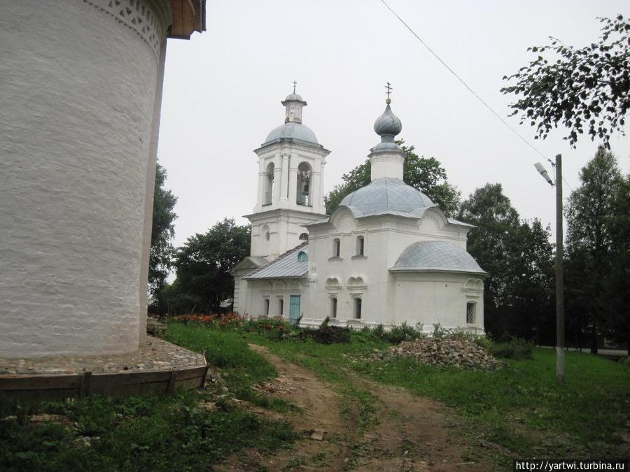 Рядом с ней находится церковь Богоявления Господня с колокольней. Белозерск, Россия
