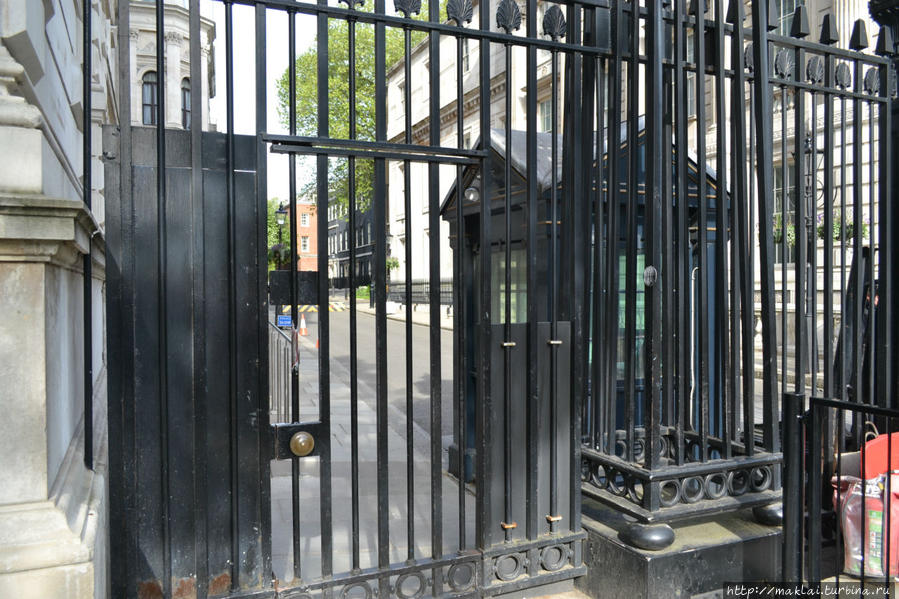 Вдали — чёрное здание — Даунинг-стрит,10 — это и есть резиденция британского премьера. Лондон, Великобритания
