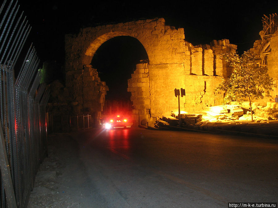 Монументальные ворота Сиде, Турция