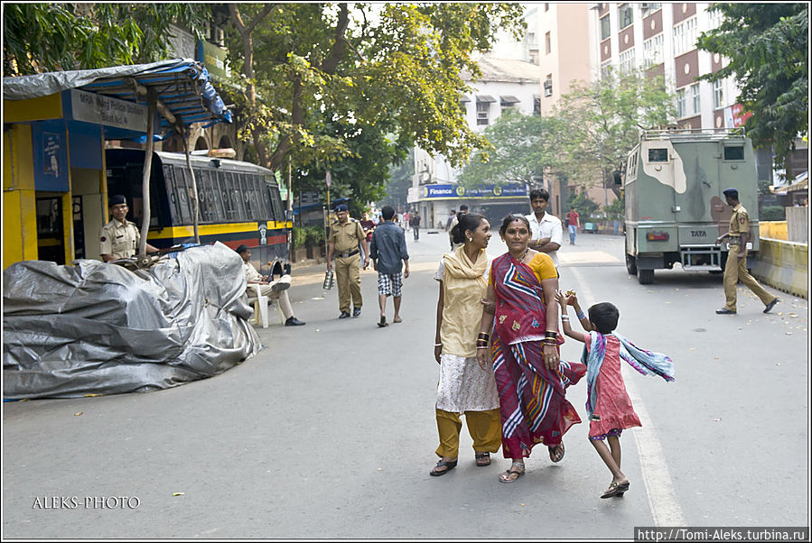 Слева — блокпост с автоматчиком. В Бомбее их мало, а вот в Дели — на каждом углу...
* Мумбаи, Индия