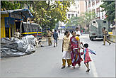 Слева — блокпост с автоматчиком. В Бомбее их мало, а вот в Дели — на каждом углу...
*