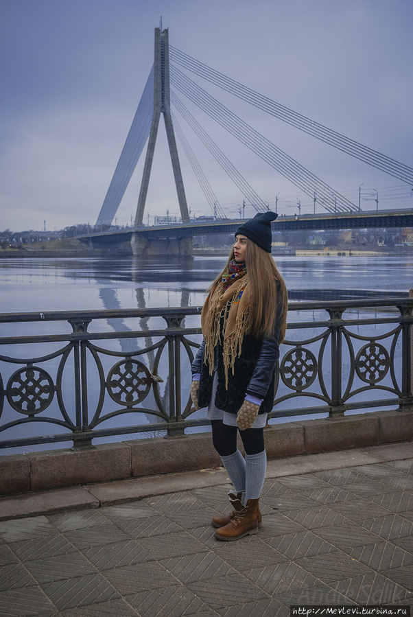На вантовом мосту над замком президента Рига, Латвия