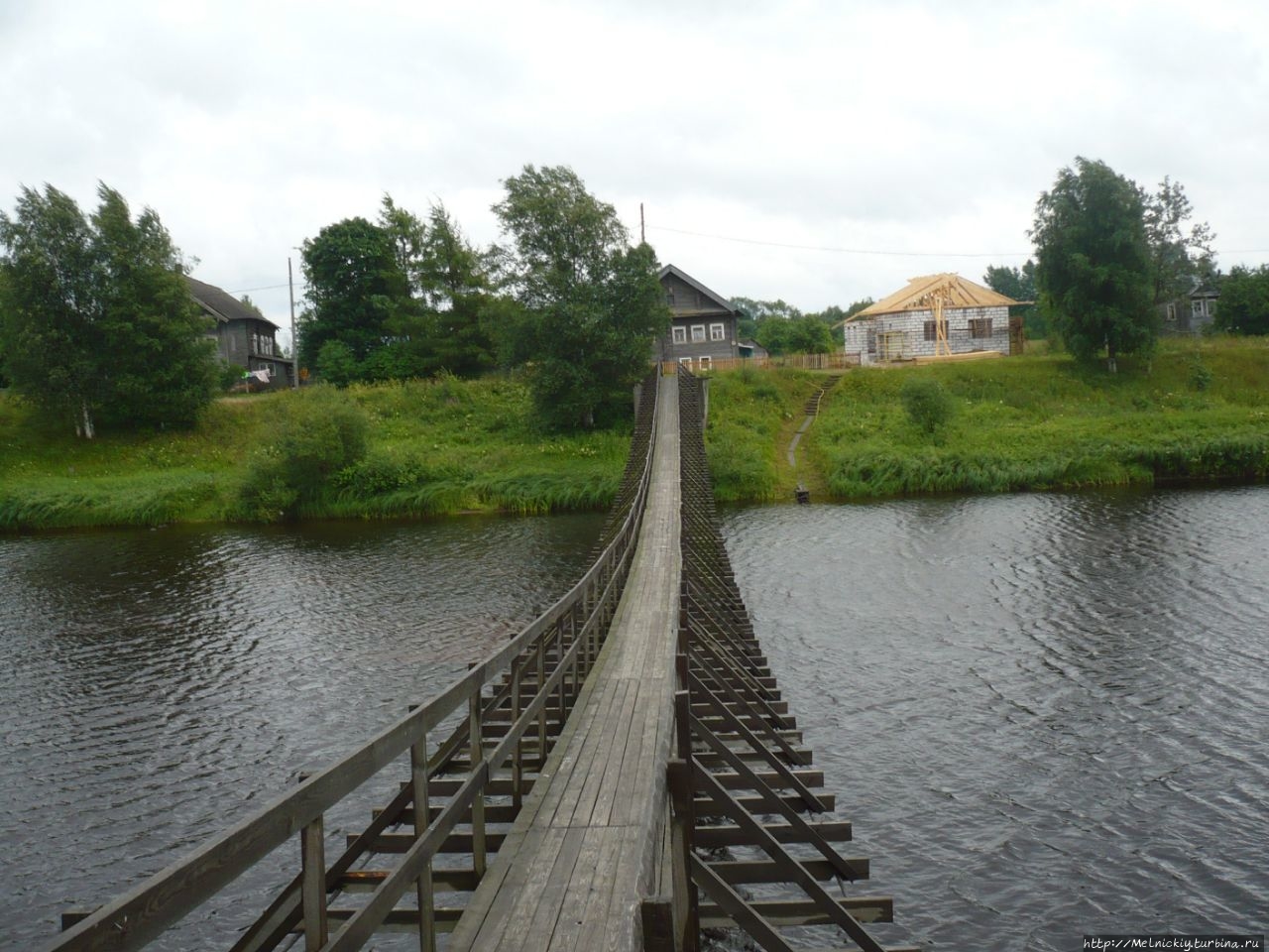 Подвесной мост через реку Олонка Верховье, Россия