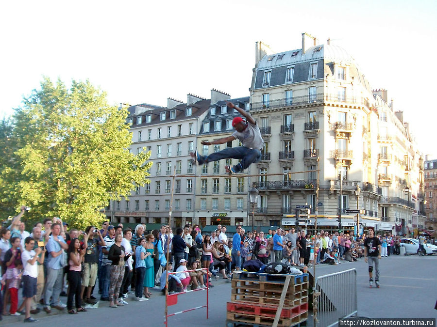 На шоу роликобежцев-каскадеров возле Нотр-Дама. Париж, Франция
