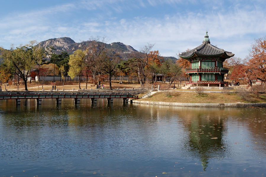 Вон там вдали видны горы — это оно и есть Сеул, Республика Корея