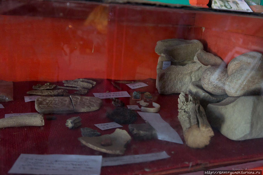 Древние артефакты, обнаруженные при строительстве нового храма Тибет, Китай