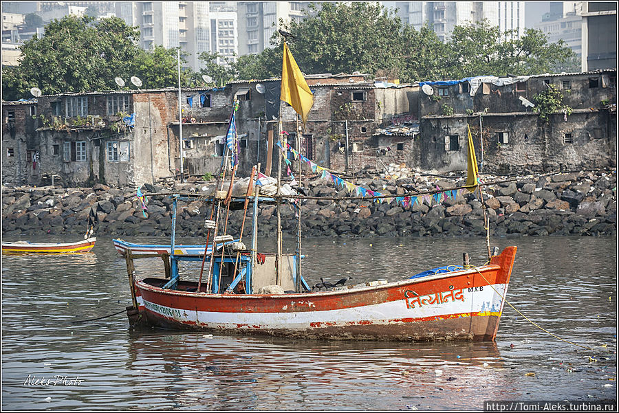 Простые рыбачьи лодки на фоне трущоб. кстати, я только сейчас понял, как у них удобно все устроено. Сходили рано утром в туалет на камнях, а вечером — прилив, как смывной бачок смывает все следы. Вот ведь как приспособились. Голь на выдумку хитра...
*