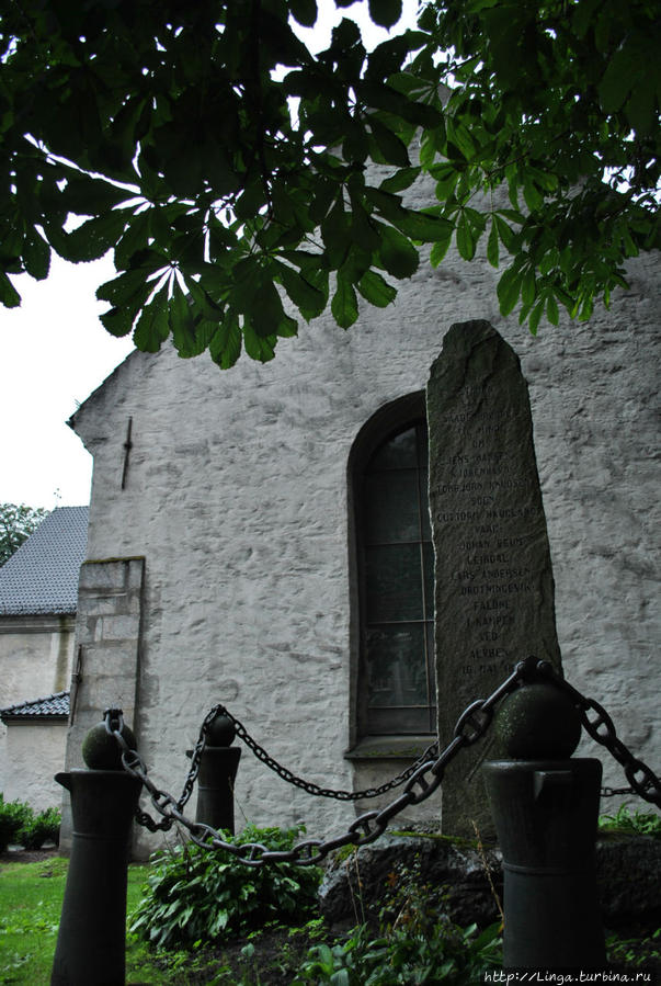 Памятник морякам норвежской береговой охраны, погибшим в мае 1808 года при защите Алвоена Берген, Норвегия