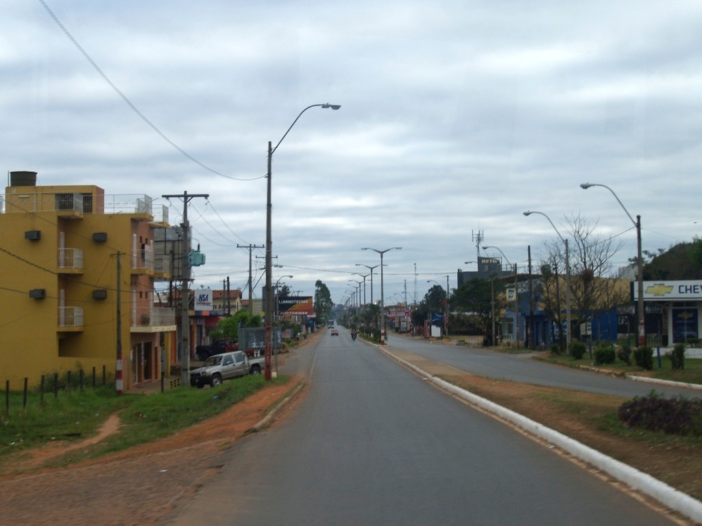 Город у центрального перекрёстка Парагвая Коронель-Овьедо, Парагвай
