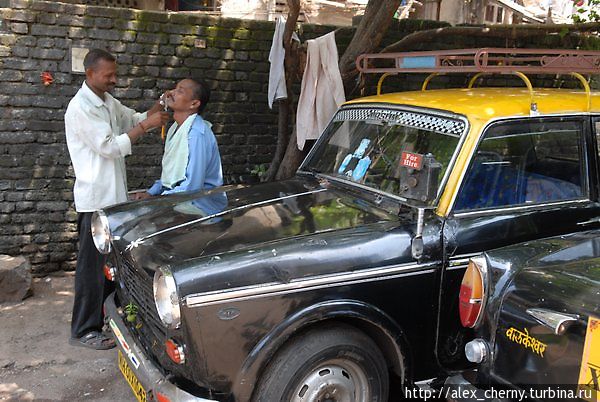 ....бреются рядом со своими такси, Мумбаи, Индия