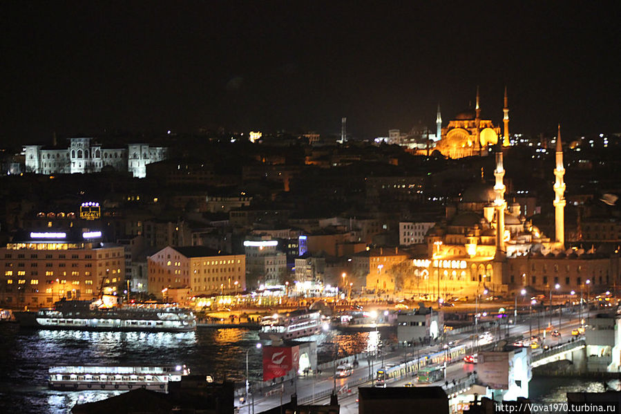 Вид на Эминоню вечером. Стамбул, Турция