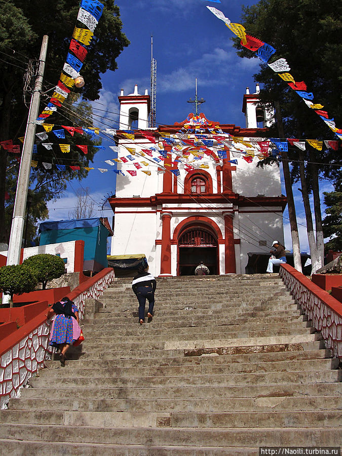 Церковь Эль Серрито находится на самой высшей точке лестницы. Сан-Кристобаль-де-Лас-Касас, Мексика
