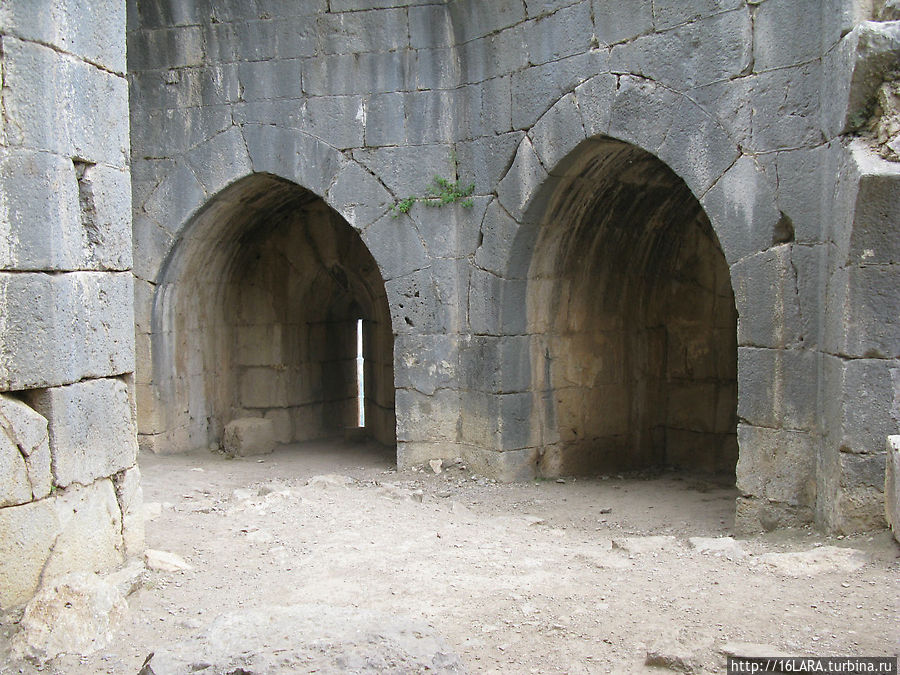 В центральной части сохранились самые массивные сторожевые башни. Национальный парк крепость Нимрод, Израиль