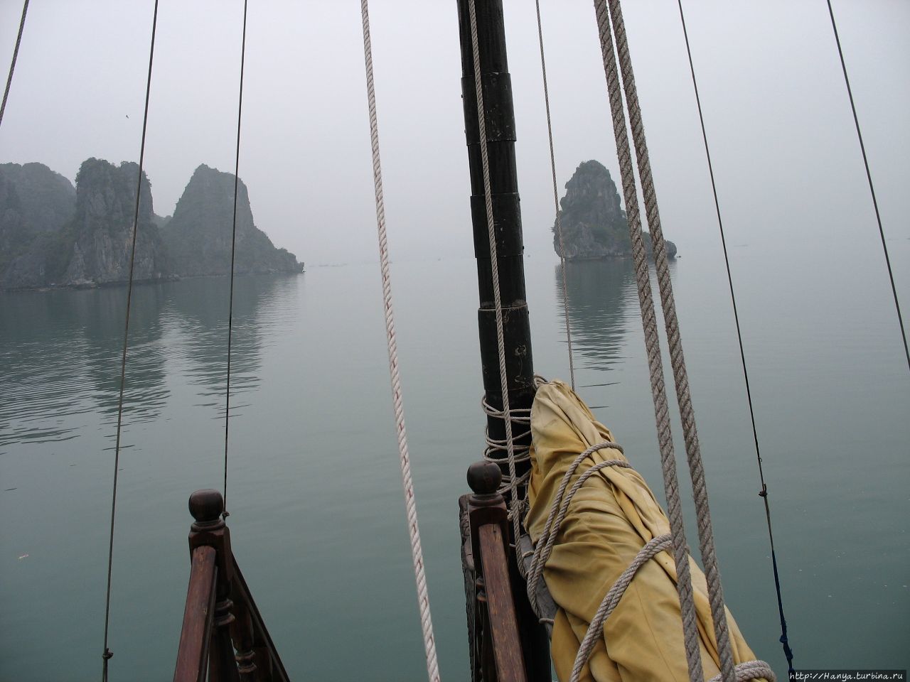 Бухта Халонг. Плывем в тумане Халонг бухта, Вьетнам