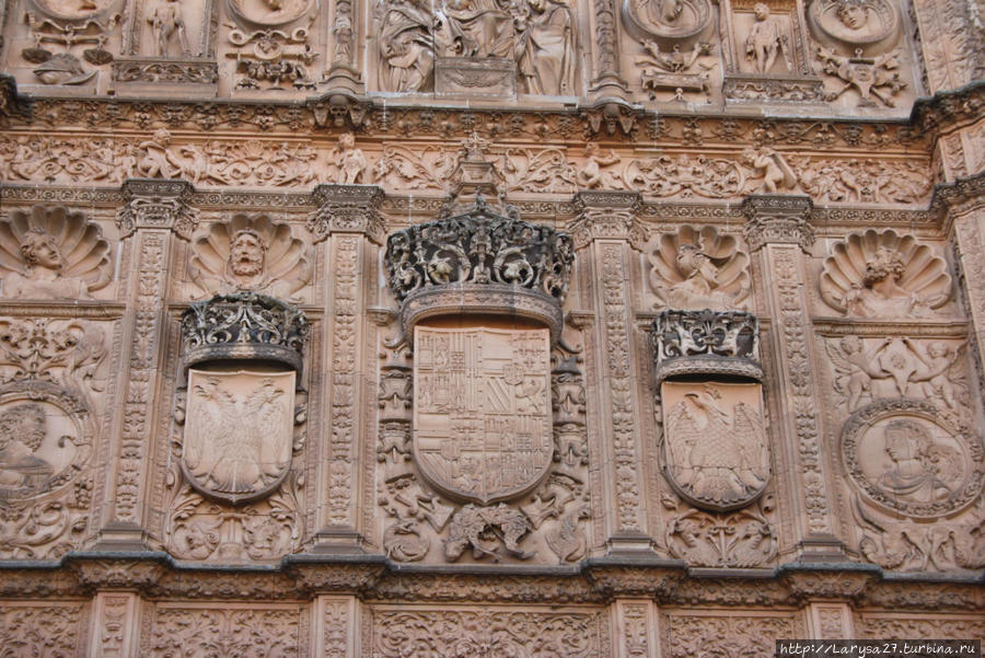 Три герба: в центре — короля Карла V, справа — католических королей и слева — Максимилиана I Саламанка, Испания
