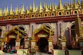 Этот яркий розово-золотой храм создает ощущение, что находишься в каком-то сказочном дворце.
