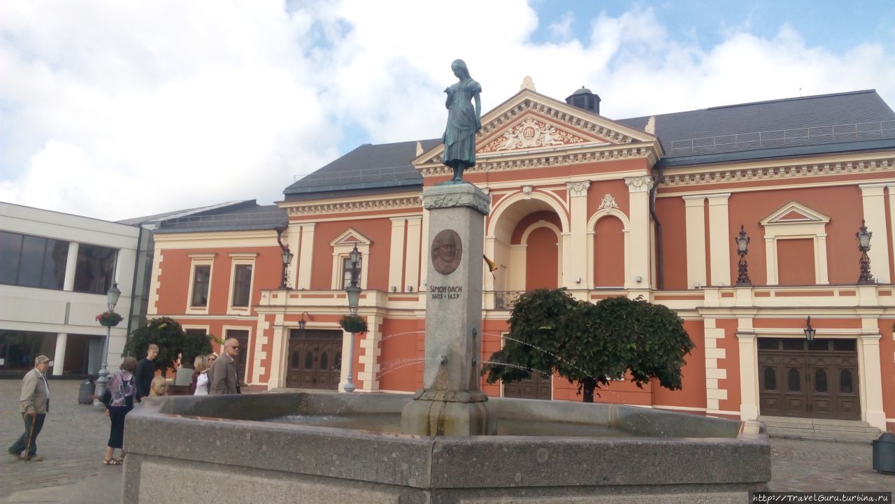 Театр и фонтан Даха перед ним со статуей Аники, героини его произведений. Клайпеда, Литва
