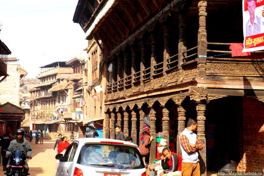 Резьба  на  деревянных  домах  удивляет  своей  красотой  и  сложностью.  Видно,  что  не  новодел, столбы  потрескавшиеся  и  почерневшие  от  времени. Бхактапур, Непал