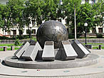Глобус Череповца — памятный знак в честь 55-летия строительно-монтажного комплекса Череповца. Выполнили его в Петербурге, нижняя часть из гранита, а верхняя из бронзы.
