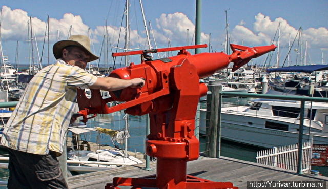 Пушка-гарпун для китобойного судна на причале Харви Бей Херви-Бей, Австралия