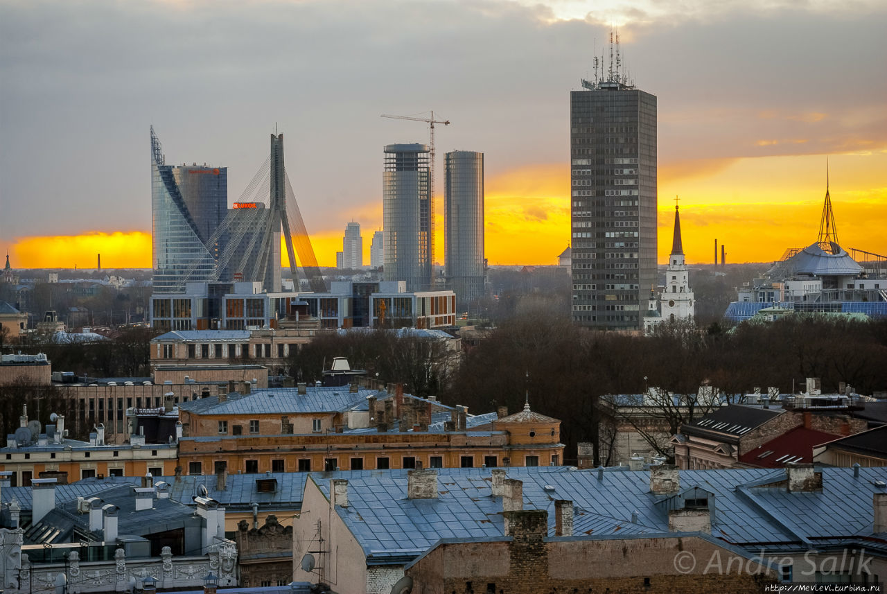 Панорама старого города на закате Рига, Латвия