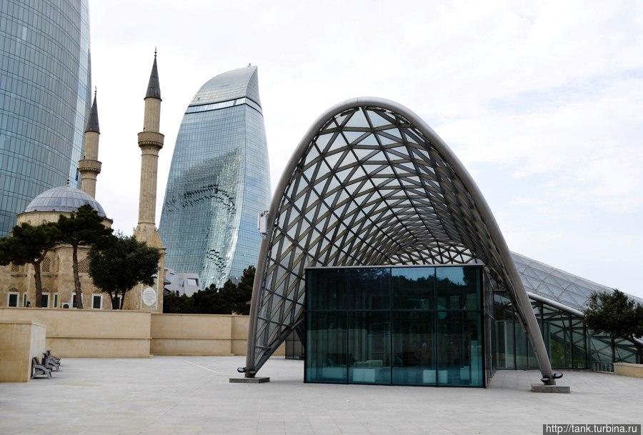 У выхода из верхней станции возвышается мечеть, а за ней, языками пламени, нависает Flame Towers. Баку, Азербайджан