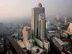 Lebua at State Tower Hotel в Бангкоке (фото из интернета) 
Вон там, в бассейне-лагуне на 10 этаже, я буду блаженствовать. Вон там, на 52 этаже (круглое окошко), я буду завтракать. Вон там, на 57 этаже я буду жить три банкогских дня. А вон там, на самом верху на 64 этаже, снимали Мальчишник-2