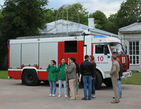Группа поддержки немецкой труппы на фоне пожарной машины, которая, к счастью, так и не пригодилась.
