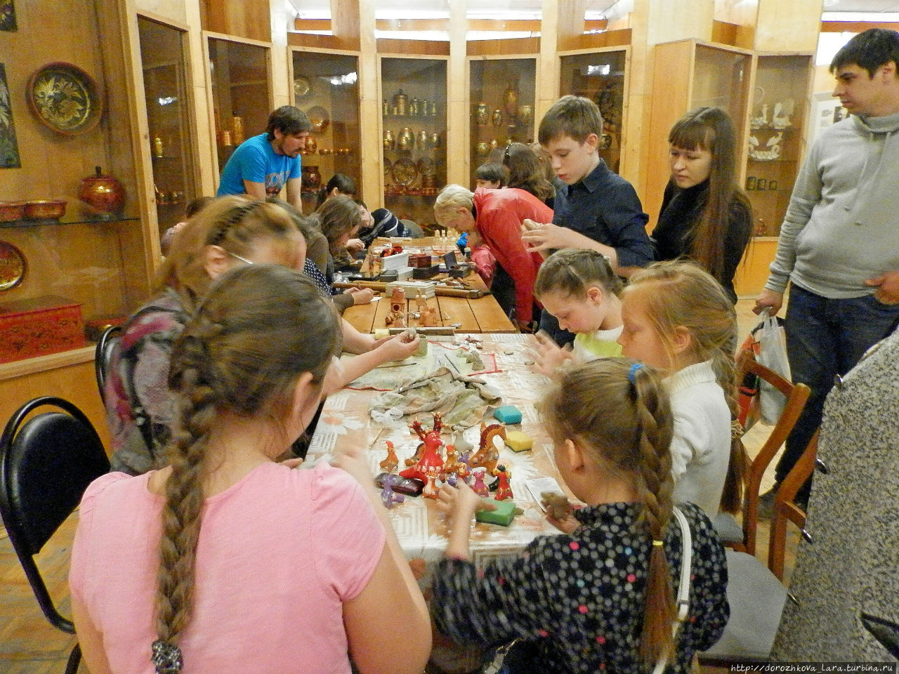 Дети, и взрослые тоже, с удовольствием участвуют в приобретении навыков лепки жбанниковских глиняных игрушек-свистулек Нижний Новгород, Россия