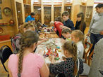 Дети, и взрослые тоже, с удовольствием участвуют в приобретении навыков лепки жбанниковских глиняных игрушек-свистулек