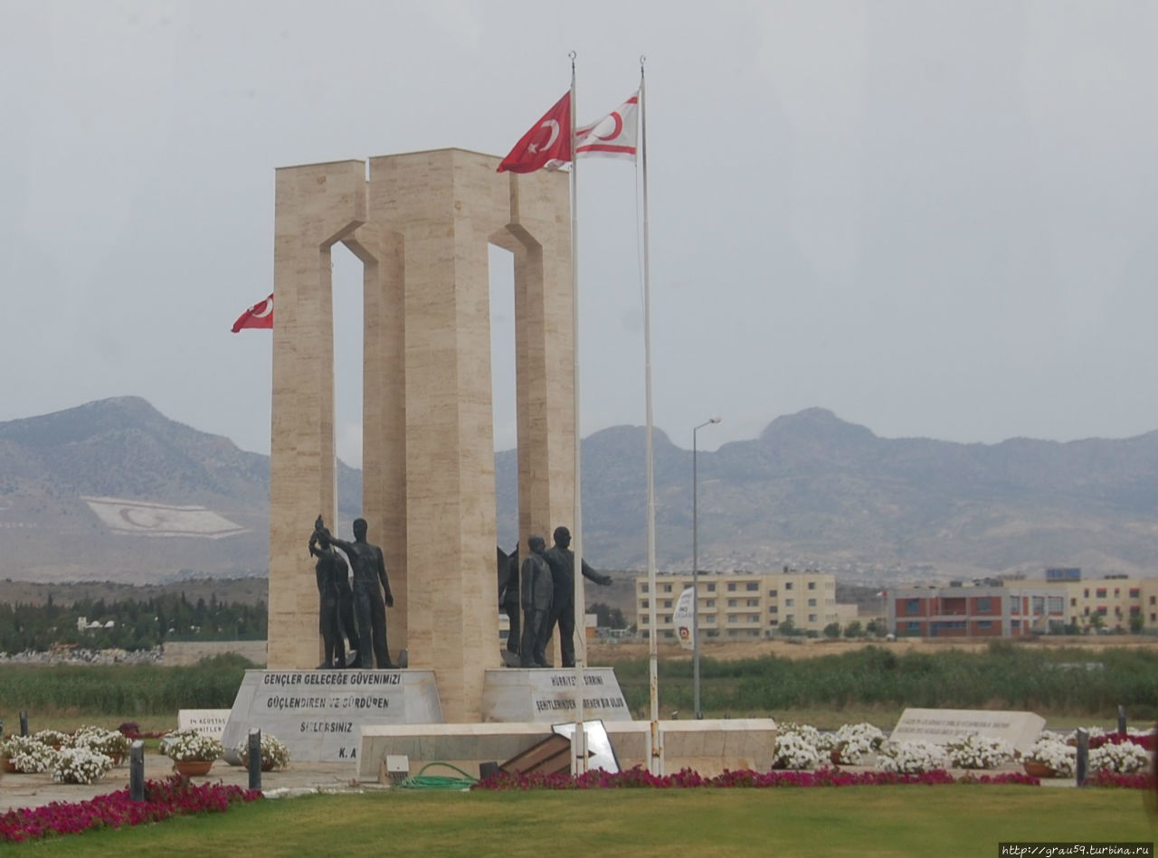 Памятник мученикам / Lefkoşa'daki Güzelyurt-Girne-Gazimağusa kavşağında