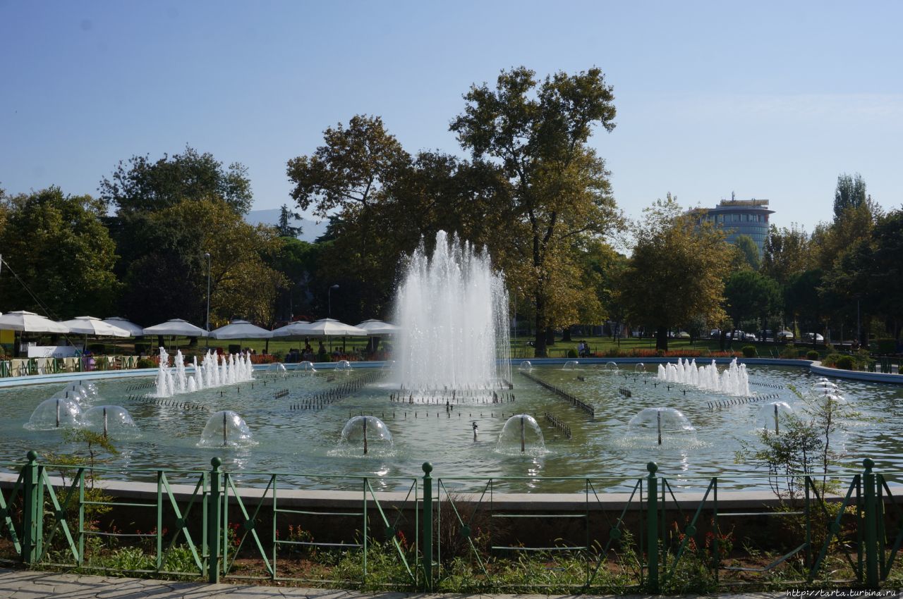 «Лицо» и яркие краски албанской столицы Тирана, Албания