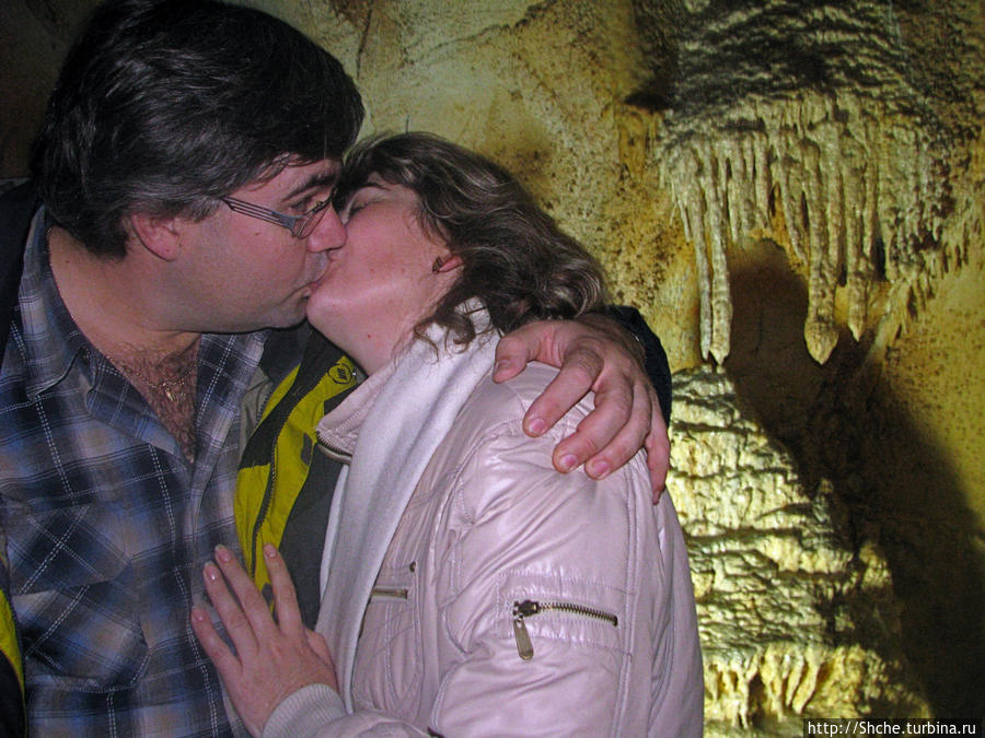 тут есть специальное место, где нужно поцеловаться с любимой, и тогда не расстанешься вовек (проверено, уже больше пяти лет работает:))) Симферополь, Россия