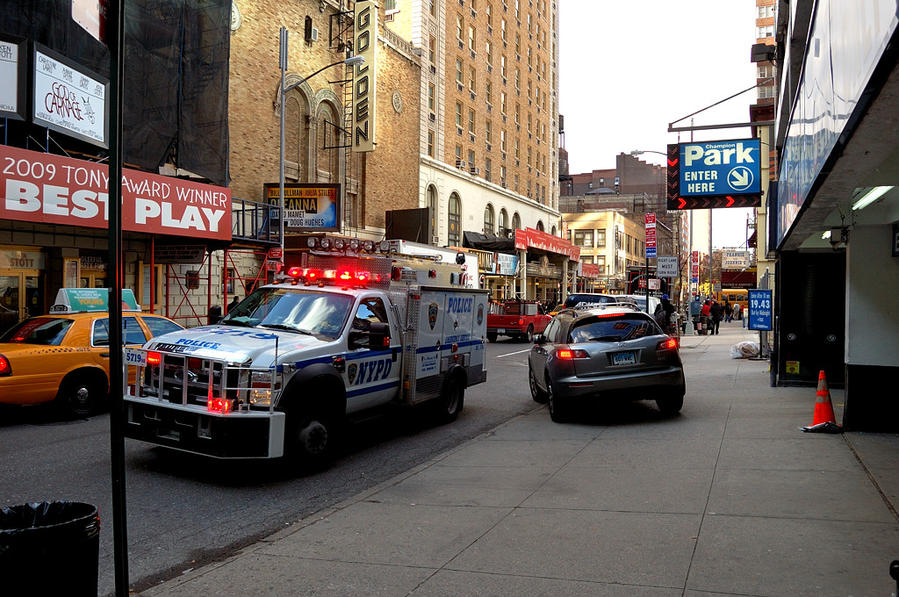 Полицейские машины тут настолько суровые ... Нью-Йорк, CША