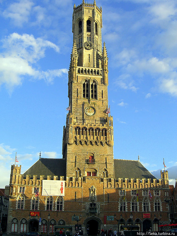 Беффруа на Рыночной площади. Высота составляет 83 метра Брюгге, Бельгия