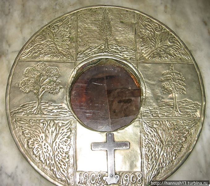 Самая большая святыня монастыря Святого Креста в Иерусалиме находится в крипте, вплотную примыкающей к алтарной части церкви. В полу крипты находится круглое отверстие, отмечающее то место, где росло когда-то священное дерево. Над этим отверстием установлен небольшой престол, а стены этой крипты сплошь в иконах, иллюстрирующих историю Святого Креста