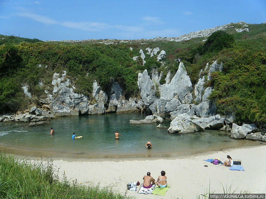 Одним из самых больших секретов является Gulpiyuri — это залив в виде подковы, расположенный ниже уровня моря, окруженный лугами, куда соленая вода подается по системе подземных пещер, которую приносят приливы и волны этой небольшой части побережья Астурии. Установите обратно в 100 метрах от береговой линии Астурия. Залив защищают как памятник природы и природного пространства княжества Астурия.