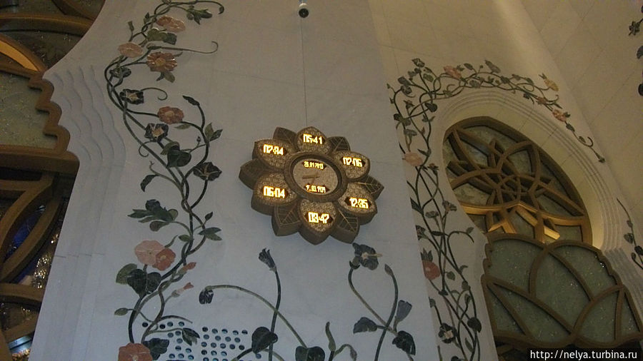 Деревянные часы, показывают время восхода солнца в каждом эмирате, т. к. первый намаз совершается до восхода солнца