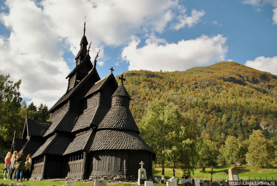 Вот и долгожданная цель — Боргундская ставкирка (Borgund stavkirke). Кстати, в силу орфоэпических норм норвежского языка, произносить можно и Боргуннская, и Бургуннская Флом, Норвегия