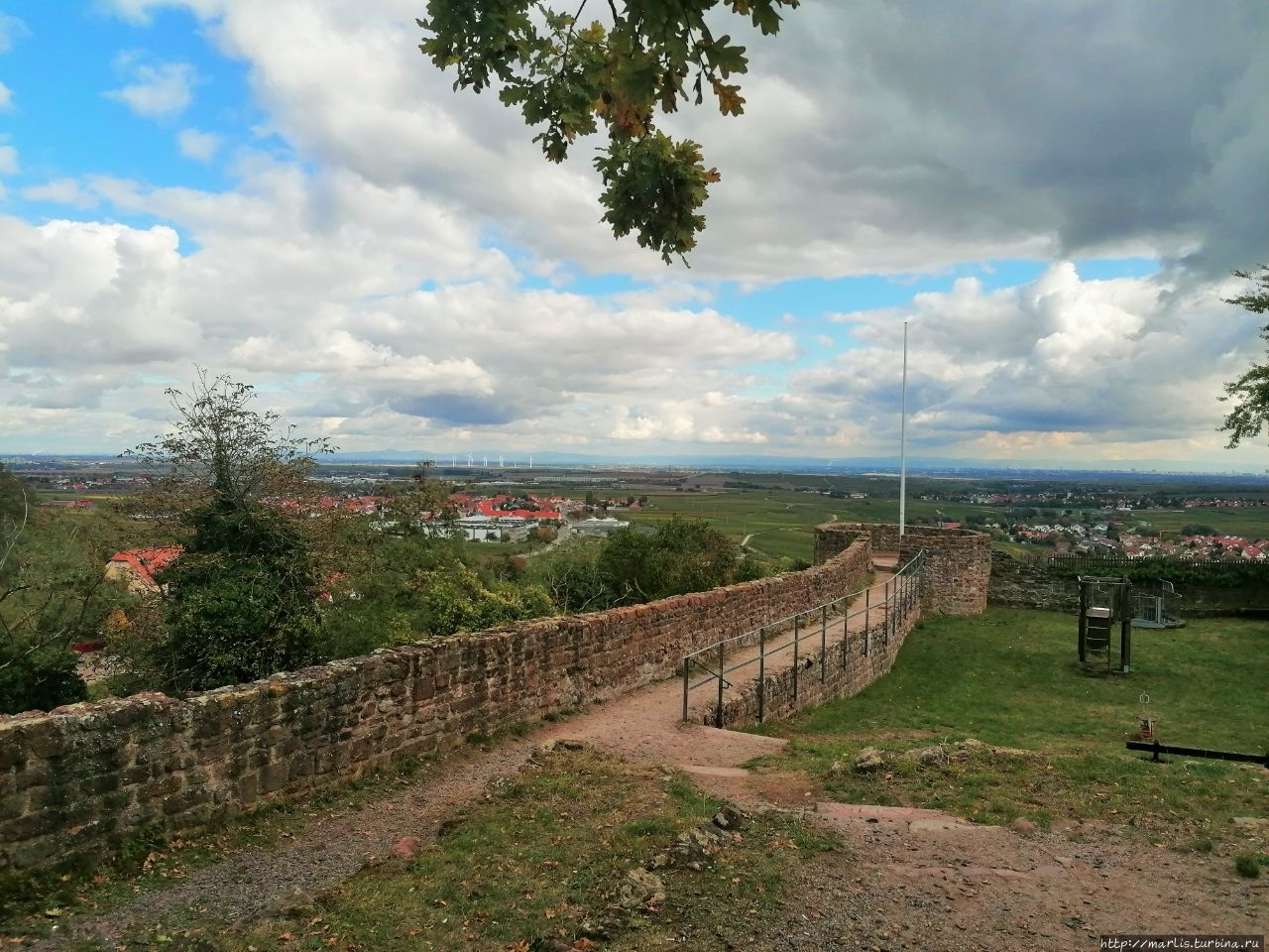 Замок Нойляйнинген Грюнштадт, Германия