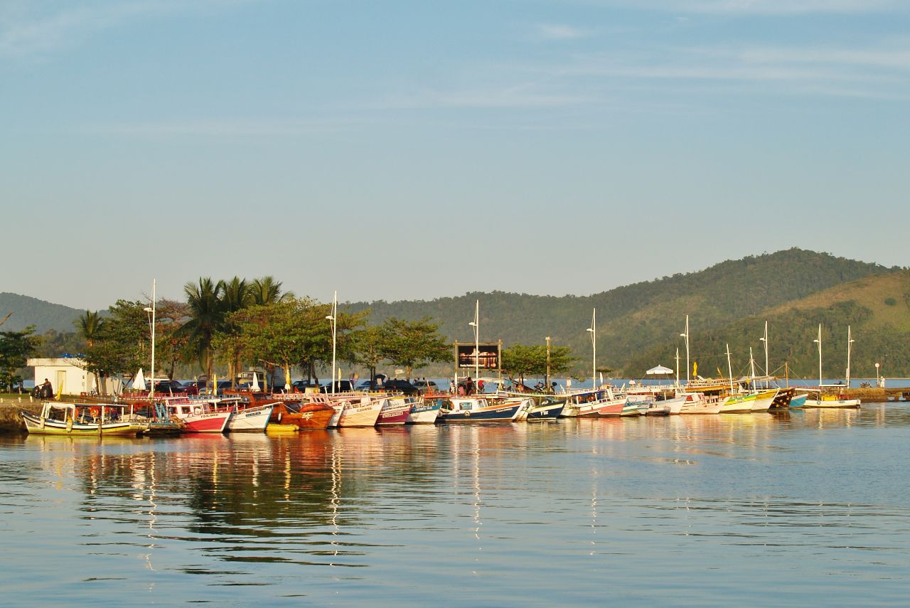 Вольные маршруты на корабликах по заливу Парати Парати, Бразилия