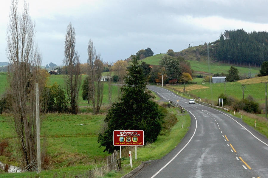 Типичная новозеландская дорога Роторуа, Новая Зеландия