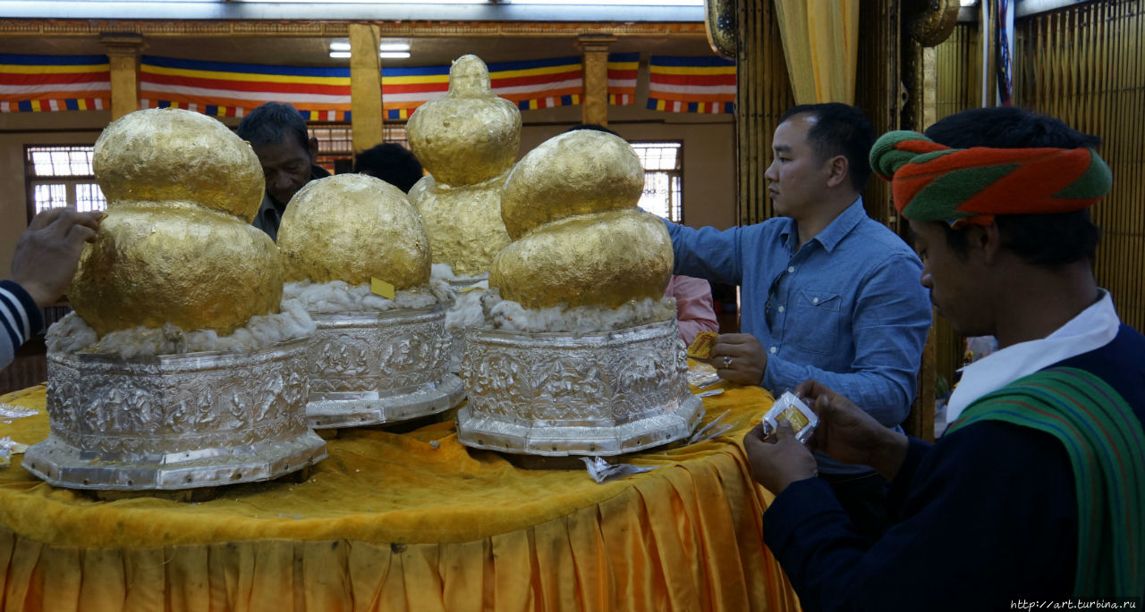 Эти золотые снеговички находятся в пагоде Phang Daw Oo, расположенной на пути к Индейну. Бирманцы очень любят обклеивать почитаемые ими объекты тонкими маленькими листочками сусального золота. И вот к чему это приводит со временем. Озеро Инле, Мьянма