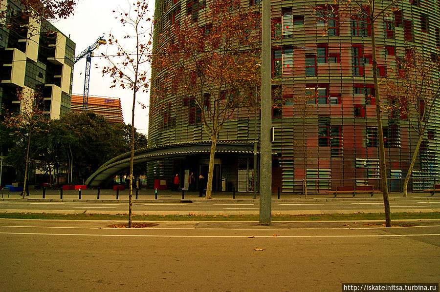 Сити. Вход в башню Агбар Барселона, Испания