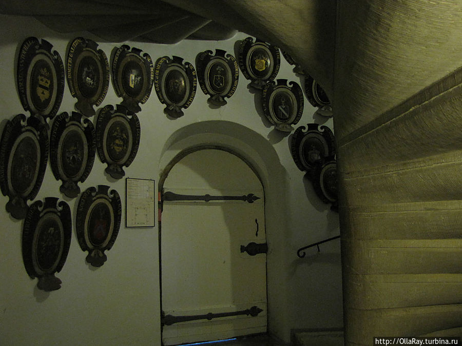 Гербы знатных родов. Чтобы не запутаться в переходах и залах, стоит взять бесплатный мини-путеводитель, где указано  в общих чертах что и как расположено. Они есть и на русском языке. Более подробный путеводитель можно приобрести в киоске.