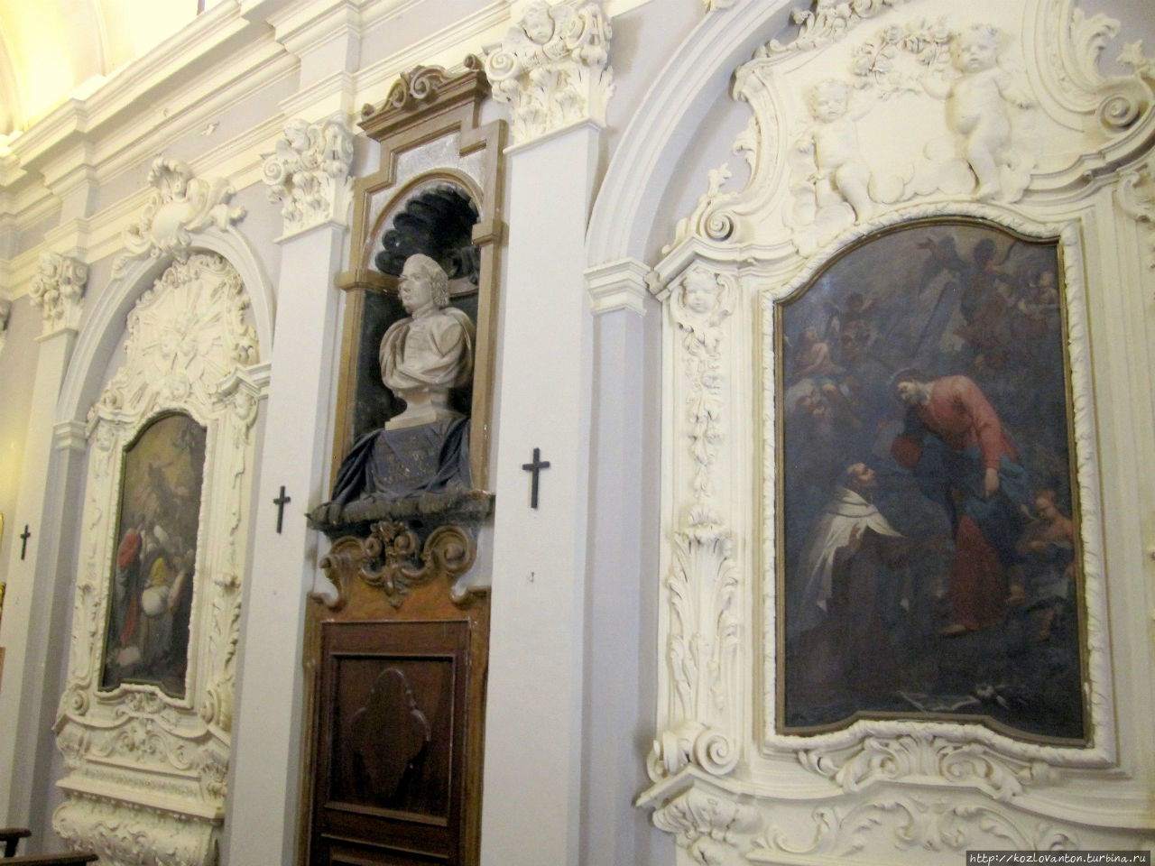 На правой стене — бюст Пазио Валлони и картины Испанский мистик Св.Джон и Св.Иосиф помогает Иисусу и Марии. Сан-Марино, Сан-Марино