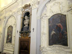 На правой стене — бюст Пазио Валлони и картины Испанский мистик Св.Джон и Св.Иосиф помогает Иисусу и Марии.