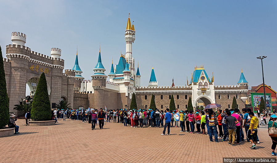 В парке (как и во всех других интересных местах Пекина/Китая) очень много китайцев. Довольно сложно сфотографировать объект, чтобы рядом с ним не стоял китаец
